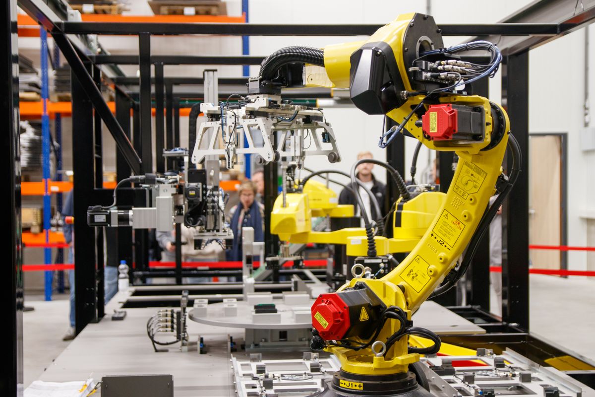 Robotic arm on assembly line